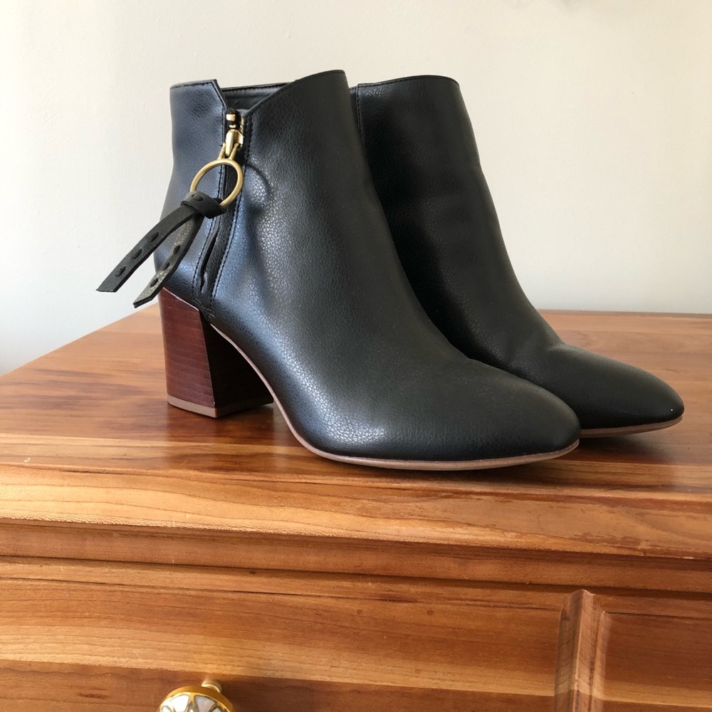 Franco Sarto • Leather booties • 7